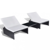  2 db fekete polyrattan napozóágy asztallal