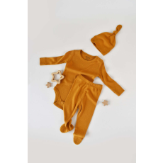  3 részes készlet: hosszú ujjú test, hosszú nadrág csizmával és organikus és modális pamut sapkával - Mustár, BabyCosy (Méret: 6-9 hónap)