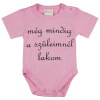 A-K Rövid ujjú "még mindig a szüleimnél lakom" feliratos baba body