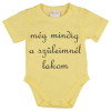 A-K Rövid ujjú "még mindig a szüleimnél lakom" feliratos baba body