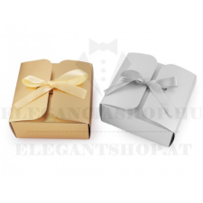  Ajándékdoboz szív szalaggal - 12 db ajándéktárgy