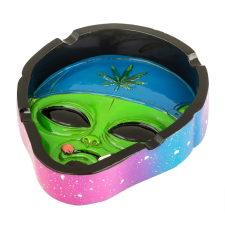  Alien polirezin hamutartó, 4 szál cigaretta részére, cigarettázó Alien-fej formával hamutartó