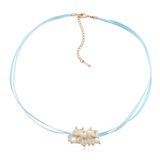 Bogyós, kék szalagos nyakék- Swarovski kristályos - fehér nyaklánc