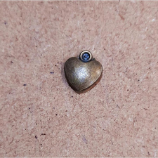  Bronz szinű sziv, mérete: 10x12 mm dekorációs kellék