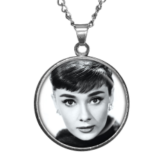  CARSTON Elegant Audrey Hepburn – medál lánccal nyaklánc