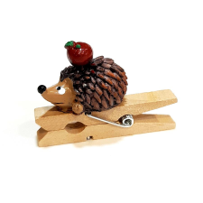  Csipeszes süni almával. Süni mérete: 3x2x1,5 cm dekorációs kellék