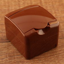 EverFlourish Hungary Kft. Földelt dugalj, csapfedeles, barna villanyszerelés