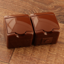 EverFlourish Hungary Kft. Kettes földelt dugalj, csapfedeles, barna villanyszerelés