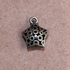  Ezüst szinű csillag, mérete: 17x21 mm dekorációs kellék