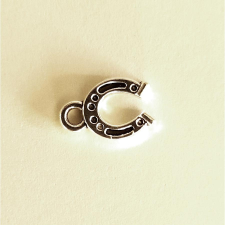  Ezüst szinű patkó alakú charm, mérete: 0,7x1 cm dekorációs kellék