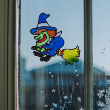 Family Halloween-i ablakdekor - színes boszorkány dekoráció