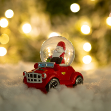Family Karácsonyi hógömb - Mikulás autóval - 8,5 x 5,6 x 7 cm karácsonyi dekoráció