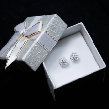  Fehér gömb fülbevaló kövekkel díszítve - 8 mm fülbevaló