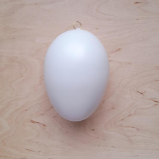 Fehér műanyag tojás akasztóval, mérete: 16 cm dekorációs kellék