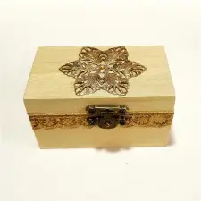  Fémvirágos szögletes dobozka, mérete: 9x5,5x5 cm dekorációs kellék