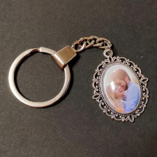 Fényképes kulcstartó ovális tibeti ezüst foglalatban (40 mm), dobozzal kulcstartó