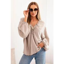 FiatalDivat Viszkóz blúz fodros nyakkivágással és brossal, 92320-as modell, fango színben blúz