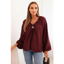 FiatalDivat Viszkóz blúz fodros nyakkivágással és brossal, 92320 bordó modell blúz