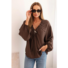 FiatalDivat Viszkóz blúz fodros nyakkivágással és brossal, 92320 modell, barna blúz