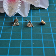  FÜL138 - Arany színű mintás háromszög beszúrós fülbevaló fém rögzítővel fülbevaló