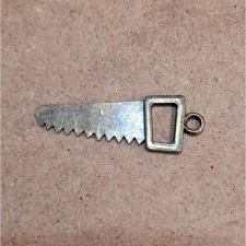  Fűrész, bronz szinű. Mérete: 12x50 mm dekorációs kellék