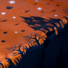 Halloween-i asztalterítő - alumínium hatású - 137 x 183 cm - kastély lakástextília