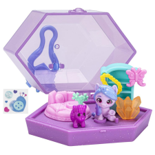Hasbro Én kicsi pónim Varázslatos mini világ felakasztható játékszett Izzy Moonbow figurával (F3872) játékfigura