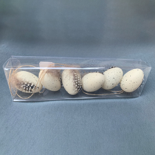 Hobbibázis Műanyag tojás tollal 6db/csomag (kb 6 cm tojásokkal) fehér dekorációs kellék