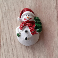  Hóember fenyőfával, öntapadós. Mérete: 30x20 mm karácsonyi dekoráció