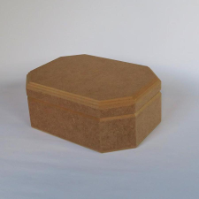 Hosszúkás hatszögletű doboz, mérete: 175x125x7 mm dekorációs kellék