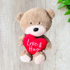 Hugs maci szívvel plüssfigura