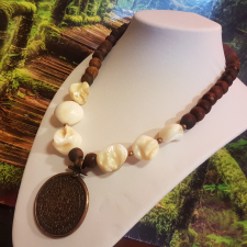  Iparművész  medállal díszített  gyöngyház  és Szantálfa nyaklánc medál