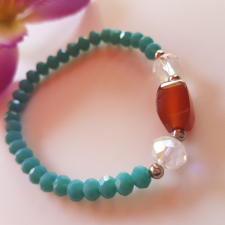  Karneol és kristály karkötő. karkötő