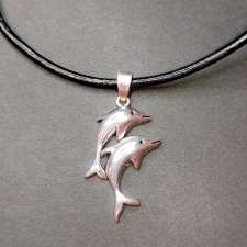 Két delfines medál bőr lánccal nyaklánc