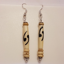  Kézzel festett csont fülbevaló. fülbevaló