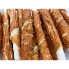 Lazaccal és tőkehalral burkolt kabanos 100g jutalomfalat kutyáknak