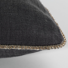  Len egyszínű párnahuzat dekoratív köves szegéllyel Fekete 43x43 cm lakástextília