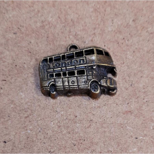  Londoni emeletes busz. Mérete: 25x20 mm dekorációs kellék