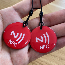 MariaKing Videó- fotóvetítő NFC biléta, videót, zenét, linket küld mobilra - Piros kulcstartó