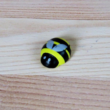  Méhecske, fa, öntapadós. Mérete: 11x15 mm dekorációs kellék