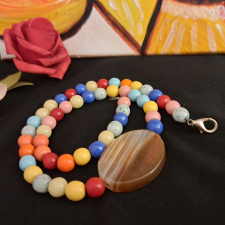  Mexikói porcelán gyöngyök, Achát medállal . nyaklánc