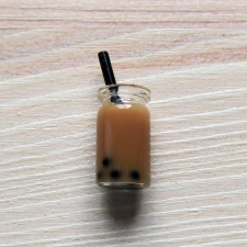 Mini turmix üvegben szívószállal – csokis. Mérete: 9x25 mm dekorációs kellék