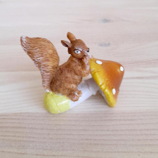  Mókus gombával, polyresin. Mérete: 59x58x40 mm dekorációs kellék