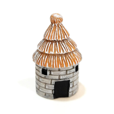 Nádfedeles minikunyhó, szürke. Mérete: 2,5x4 cm dekorációs kellék