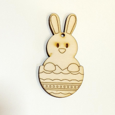  Natúr fa nyuszi tojáshéjban, felakasztható. Mérete: 3,7x7 cm dekorációs kellék