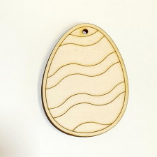  Natúr fa tojás hullámos mintával, felakasztható. Mérete: 4,6x6,1 cm dekorációs kellék