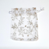 Organza tasak, fehér alapon arany és ezüst hópelyhes. Mérete: 7x12 cm