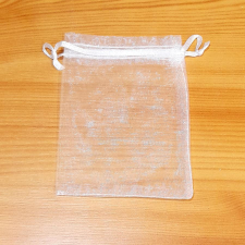 Organza tasak, fehér. Mérete: 10x15 cm dekorációs kellék