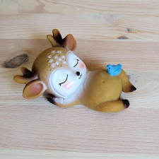  Őzike fekvő kék madárral. Mérete: 105x65x40 mm dekorációs kellék