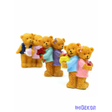 Páros maci figura ajándékkal 8,5cm dekorációs kellék